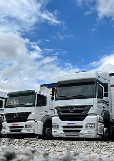 Homem segurando prancheta com uniforme da empresa