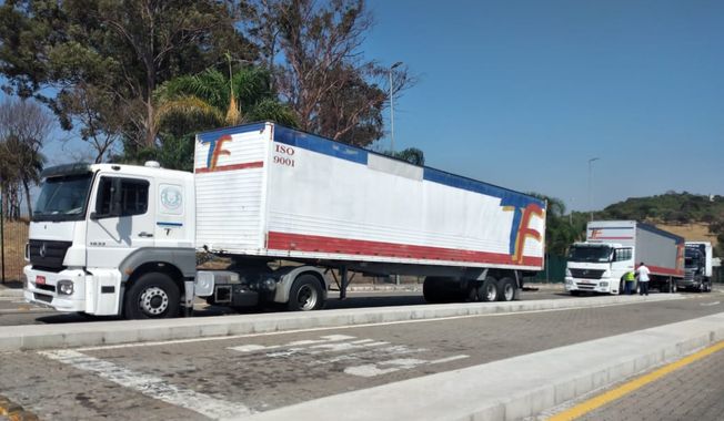 Equipe com frota ao fundo